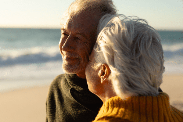 Anziehungskraft zwischen Menschen ab 60 600x400 - Anziehungskraft ab 60: Wie Sie neue Nähe und Liebe finden 